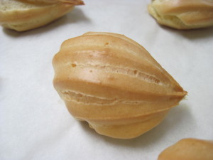 baked eclair swan bodies