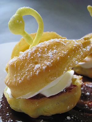 eclair swans