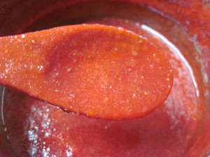 Cook the strawberry sauce so that it is half cooked